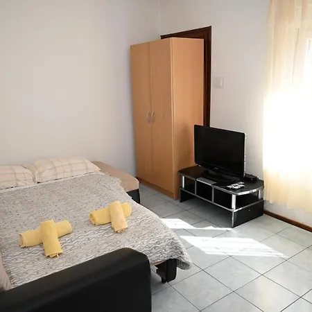 Cozy In With Free Parking And Olive Garden Apartment Zadar